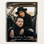 Persoonlijk fotohuwelijk planner<br><div class="desc">Weddingplanner met uw favoriete foto op de voorkant en gepersonaliseerd met uw gegevens in chique letters. Planner bevat maandelijkse en wekelijkse lay-outs,  12 maanden,  60 pagina's met gelamineerde softcover voor- en achterkant. KIES zachte of harde dekking,  kleur van de wervelkolom en grootte bij het bestellen.</div>