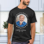 Persoonlijk fotoliefhebbend geheugen begrafenis Me T-shirt<br><div class="desc">Honor je geliefde met een aangepast T-shirt voor foto's. Dit unieke gedenkstokje is het perfecte cadeau voor jezelf, familie of vrienden om je dierbare te eren. Wij hopen dat uw gedenkteken u vrede, vreugde en gelukkige herinneringen zal brengen. Citaat "In Loving Memory". Pas met favoriete foto, naam, data en tekst...</div>