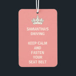 Persoonlijk Funny Girly houdt Calm Roze Rijden Luchtverfrisser<br><div class="desc">Dit is grappig en maakt een groot geschenk voor de vrouw wiens rijden beter zou kunnen zijn. Pas dit aan door de naam van je vriend bovenaan toe te voegen en ze zal er van houden. Het is een leuke manier om iedereen in de auto te laten stoppen. Hou je...</div>