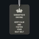 Persoonlijk Funny Girly Keep Calm Black Luchtverfrisser<br><div class="desc">Dit is grappig en maakt een groot geschenk voor de vrouw wiens rijden beter zou kunnen zijn. Pas dit aan door de naam van je vriend bovenaan toe te voegen en ze zal er van houden. Het is een leuke manier om iedereen in de auto te laten stoppen. Hou je...</div>