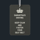 Persoonlijk Funny Girly Keep Calm Black Luchtverfrisser<br><div class="desc">Dit is grappig en maakt een groot geschenk voor de vrouw wiens rijden beter zou kunnen zijn. Pas dit aan door de naam van je vriend bovenaan toe te voegen en ze zal er van houden. Het is een leuke manier om iedereen in de auto te laten stoppen. Hou je...</div>