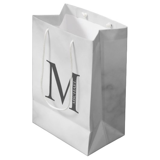 Persoonlijk gegraveerd monogram en naam in wit mar medium cadeauzakje (Voorkant Gekanteld)