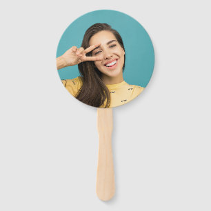 Persoonlijk gezicht op een foto-prop op een scherm handwaaier