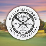 Persoonlijk Golf Hole in één Klassiek Ronde Klok<br><div class="desc">Met een oud stempel-effect klassiek retrodesign. Pas de naam,  het nummer van de locatie en de datum van de opening aan om een groot hoopje te creëer om dat fantastische gat in één te vieren. Ontworpen door: Thisnotme©</div>