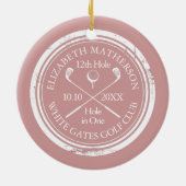 Persoonlijk Golf Hole in One Geschenk Roze Keramisch Ornament (Achterkant)