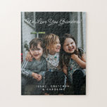 Persoonlijk houden we van het oma-fotoscript legpuzzel<br><div class="desc">Geef oma een cadeau dat ze zal koesteren met deze aangepaste puzzel. Personaliseer het met een afbeelding van haar geliefde kleinkinderen en voeg een "We Love You, Grandma" -bericht toe in een leuk script. Het is een zinvolle manier om haar te show hoeveel ze voor de familie betekent. Deze puzzel...</div>