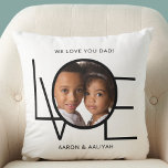 Persoonlijk houden we van je vader Foto Vaderdag Kussen<br><div class="desc">Deze We houden van je vader Foto Pillow is versierd met het woord LOVE in zwarte typografie op een witte achtergrond. Gemakkelijk aanpasbaar met uw foto en naam. Maakt een geweldig Vaderdag cadeau.</div>