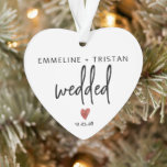 Persoonlijk huwelijk ornament<br><div class="desc">Modern minimalistisch verloving hartvormig ornament cadeau voor de toekomstige bruid en bruidegom. Modern minimalistisch verloving met kenmerkend rood hart.</div>