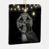 Persoonlijk Iers Keltisch Kruis en Crow Morrigan Keramisch Ornament (Rechts)