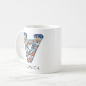 Persoonlijk Kerst Winterdorp Monogram V Koffiemok (Voorkant links)