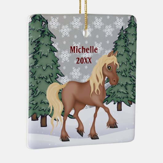 Persoonlijk kerstfeest in de winter met een bruin keramisch ornament (Rechts)