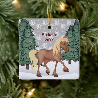 Persoonlijk kerstfeest in de winter met een bruin keramisch ornament