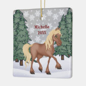 Persoonlijk kerstfeest in de winter met een bruin  keramisch ornament (Links)