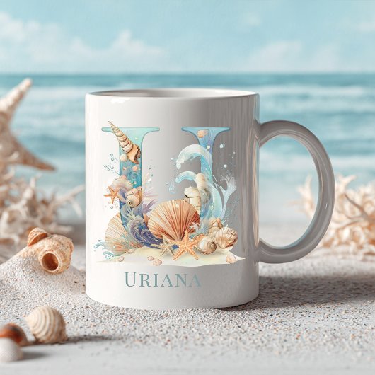 Persoonlijk kustmonogram U initiaal strand Koffiemok