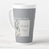 Persoonlijk kustschelpengeschenk voor strandhuis latte mok (Linkerhoek)
