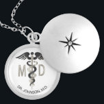 Persoonlijk - M.D. Medical Symbol Caduceus Locket Ketting<br><div class="desc">Gepersonaliseerd M.D. Medical Symbol Caduceus Ketting klaar voor u om zich aan te passen. ✔ Opmerking: niet alle sjabloon gebieden hoeven te worden gewijzigd. 📌 Als u verdere aanpassing nodig hebt, klikt u op de knop "Klik om verder aan te passen" of "Ontwerp aanpassen of bewerken" en gebruikt u ons...</div>