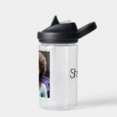Persoonlijk meisje met een teddybeer  waterfles (Links)