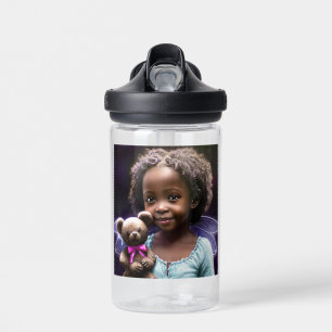 Persoonlijk meisje met een teddybeer waterfles