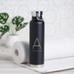 Persoonlijk modern Eenvoudig zwart grijs monogram  Waterfles<br><div class="desc">Persoonlijke naam en Initiaal Letter Roestvrij stalen waterflesje met een aangepast monogram in een trendy moderne en minimale klassieke sans serif lettertype voor een eenvoudige, maar verfijnde en masculine look. In grijs weergegeven op een zwarte metalen waterfles, kunnen de tekstkleuren en lettertypen worden gewijzigd en zijn er verschillende flessenkleuren beschikbaar...</div>