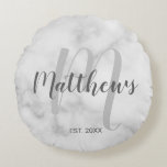 Persoonlijk modern schrift monogram & familienaam rond kussen<br><div class="desc">Persoonlijk monogram en familienaam cadeau met familienaam in grijze moderne script lettertype en monogram in lichtgrijze moderne script lettertype als achtergrond met oprichtingsjaar in grijze schreefloos lettertype op witte marmeren achtergrond. Perfect als cadeau voor pasgetrouwden,  kerstcadeau voor familie,  reuniegeschenken voor familie en cadeau voor speciale gelegenheden.</div>
