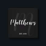 Persoonlijk modern script monogram & naam van fami canvas afdruk<br><div class="desc">Gepersonaliseerde Monogram en de Gift van de Naam van de Familie met familienaam in witte moderne manuscriptdoopvontstijl en monogram in grijze moderne manuscriptdoopvontstijl als achtergrond met gevestigd jaar in witte sans serif doopvontstijl op zwarte achtergrond. Ideaal als cadeau voor nieuwigheden, vakantiecadeau voor familie, gezinshereniging en cadeau voor speciale gelegenheden.</div>