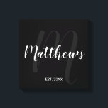 Persoonlijk modern script monogram & naam van fami canvas afdruk<br><div class="desc">Gepersonaliseerde Monogram en de Gift van de Naam van de Familie met familienaam in witte moderne manuscriptdoopvontstijl en monogram in grijze moderne manuscriptdoopvontstijl als achtergrond met gevestigd jaar in witte sans serif doopvontstijl op zwarte achtergrond. Ideaal als cadeau voor nieuwigheden,  vakantiecadeau voor familie,  gezinshereniging en cadeau voor speciale gelegenheden.</div>
