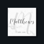 Persoonlijk modern script monogram & naam van fami canvas afdruk<br><div class="desc">Gepersonaliseerde Monogram- en Familienaam Gift met familienaam in grijze moderne scriptlettertypestijl en monogram in lichte grijze moderne scriptlettertypestijl als achtergrond met een vastgesteld jaar in grijze sans serif lettertypestijl op witte marmerachtergrond. Ideaal als cadeau voor nieuwigheden,  vakantiecadeau voor familie,  gezinshereniging en cadeau voor speciale gelegenheden.</div>