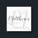 Persoonlijk modern script monogram & naam van fami canvas afdruk<br><div class="desc">Gepersonaliseerde Monogram- en Familienaam Gift met familienaam in grijze moderne scriptlettertypestijl en monogram in lichte grijze moderne scriptlettertypestijl als achtergrond met een vastgesteld jaar in grijze sans serif lettertypestijl op witte marmerachtergrond. Ideaal als cadeau voor nieuwigheden,  vakantiecadeau voor familie,  gezinshereniging en cadeau voor speciale gelegenheden.</div>