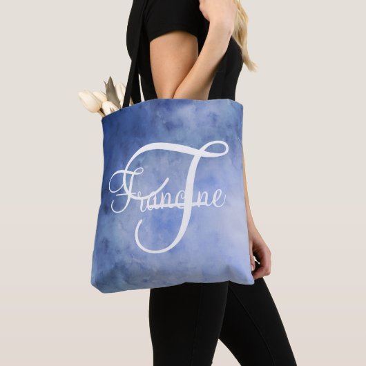 Persoonlijk monogram Blauw en Wit Aquarel Tote Bag (Dichtbij)