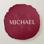 Persoonlijk monogram en naam bordeauxrood rond kussen<br><div class="desc">Persoonlijk monogram en naam cadeau
met persoonlijke naam in het wit en monogram in licht bordeauxrood als achtergrond,  in klassieke schreeflettertype, 
op bordeauxrode achtergrond.

Perfect als kerstcadeau,  familie reunie favorieten,  huis verjaardag cadeau,  trouwcadeau en cadeau voor elke speciale gelegenheid.</div>