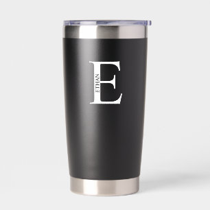 Persoonlijk monogram en naam geïsoleerde drinkbeker