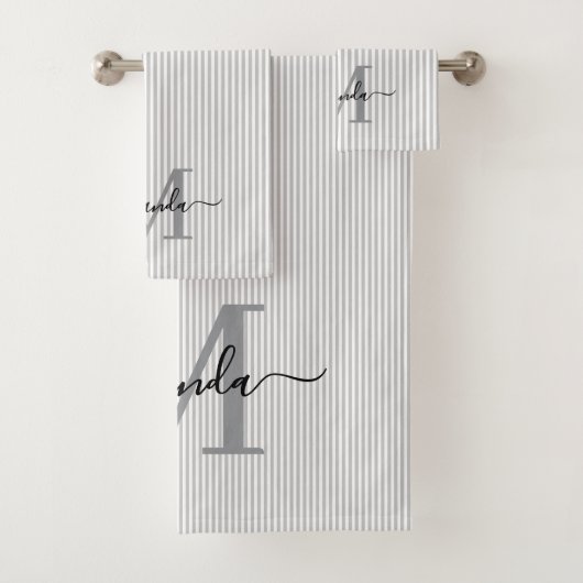Persoonlijk monogram grijs & witte strepen bad handdoek (Insitu)