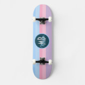 Persoonlijk monogram pastelroze en blauwe streep skateboard (Voorkant)