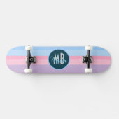 Persoonlijk monogram pastelroze en blauwe streep skateboard (Horizontaal)
