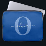 Persoonlijk monogram script naam blauw wit laptop sleeve<br><div class="desc">Dit elegante monogram en stijlvolle script naamontwerp kan worden gegeven als cadeau voor een verjaardag, bruiloft, bruidsfeest, jubileum, Moederdag of een andere gelegenheid. Het kan worden gepersonaliseerd met de initialen en naam van de persoon. U kunt het lettertype, de letterkleur, de lettergrootte en de achtergrondkleur wijzigen met behulp van de...</div>