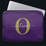 Persoonlijk Monogram Script Naam Paars Wit Goud Laptop Sleeve<br><div class="desc">Dit elegante monogram en stijlvolle script naamontwerp kan worden gegeven als een cadeau voor een verjaardag, bruiloft, bruidsfeest, jubileum, Moederdag of een andere gelegenheid. Het kan worden gepersonaliseerd met de initialen en naam van de persoon. U kunt het lettertype, de letterkleur, de lettergrootte en de achtergrondkleur wijzigen met behulp van...</div>