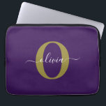 Persoonlijk monogram script naam paars wit goud laptop sleeve<br><div class="desc">Dit elegante monogram en stijlvolle script naamontwerp kan worden gegeven als cadeau voor een verjaardag, trouwdag, bruidsfeest, jubileum, Moederdag of een andere gelegenheid. Het kan worden gepersonaliseerd met de initialen en naam van de persoon. U kunt het lettertype, de letterkleur, de lettergrootte en de achtergrondkleur wijzigen met behulp van de...</div>