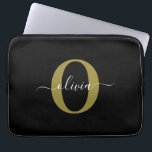Persoonlijk monogram script naam zwart wit goud laptop sleeve<br><div class="desc">Dit elegante monogram en stijlvolle script naamontwerp kan worden gegeven als een cadeau voor een verjaardag, bruiloft, bruidsfeest, jubileum, Moederdag of een andere gelegenheid. Het kan worden gepersonaliseerd met de initialen en naam van de persoon. U kunt het lettertype, de letterkleur, lettergrootte en achtergrondkleur wijzigen met behulp van de ontwerp...</div>