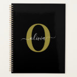 Persoonlijk Monogram Script Naam Zwart Wit Goud Planner<br><div class="desc">Dit elegante monogram en stijlvolle script naamontwerp kan worden gegeven als cadeau voor een verjaardag, bruiloft, bruidsfeest, jubileum, Moederdag of een andere gelegenheid. Het kan worden gepersonaliseerd met de initialen en naam van de persoon. U kunt het lettertype, de letterkleur, de lettergrootte en de achtergrondkleur wijzigen met behulp van de...</div>