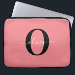 Persoonlijk monogram script naam Zwart Wit Roze Laptop Sleeve<br><div class="desc">Dit elegante monogram en stijlvolle script naamontwerp kan worden gegeven als cadeau voor een verjaardag, bruiloft, bruidsfeest, jubileum, Moederdag of een andere gelegenheid. Het kan worden gepersonaliseerd met de initialen en naam van de persoon. U kunt het lettertype, de letterkleur, lettergrootte en achtergrondkleur wijzigen met behulp van de ontwerp tool....</div>