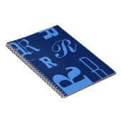 Persoonlijk monogram, typografie initialen, blauw notitieboek (Rechterzijde)