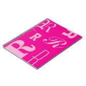 Persoonlijk monogram, typografie initialen, roze notitieboek (Linkerzijde)