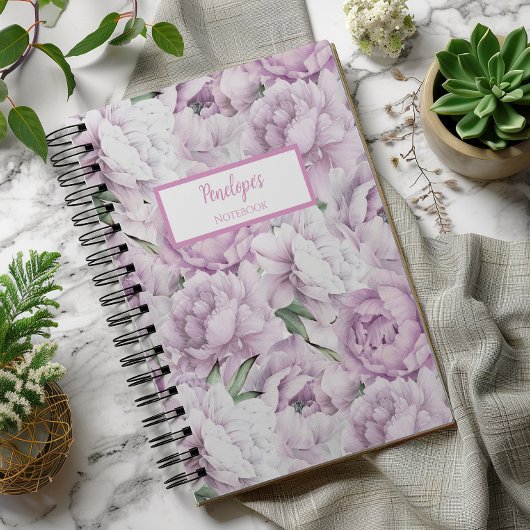 Persoonlijk notitieboek met roze pioenrozen