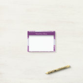 Persoonlijk paars bloempatroon post-it® notes (Op bureau)