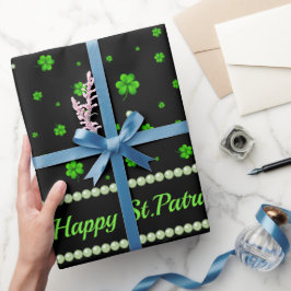 Persoonlijk patroon van groene klavertjes met pare cadeaupapier