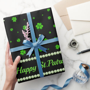 Persoonlijk patroon van groene klavertjes met pare cadeaupapier