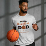 Persoonlijk Proud Basketball Dad T-Shirt<br><div class="desc">Papa-shirt voor uw mandje met moderne retro-tekst en een basketbal in klassieke kleuren van zwart en oranje,  gepersonaliseerd met uw kindernaam.</div>