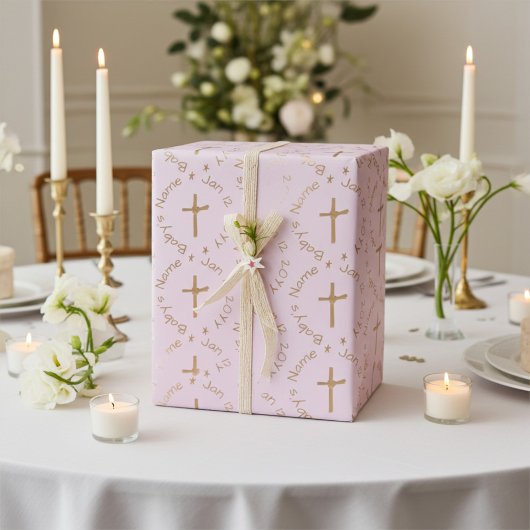 Persoonlijk religieus gouden kruis op Misty Rose Cadeaupapier
