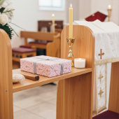 Persoonlijk religieus gouden kruis op Misty Rose Cadeaupapier