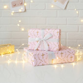 Persoonlijk religieus gouden kruis op Misty Rose Cadeaupapier